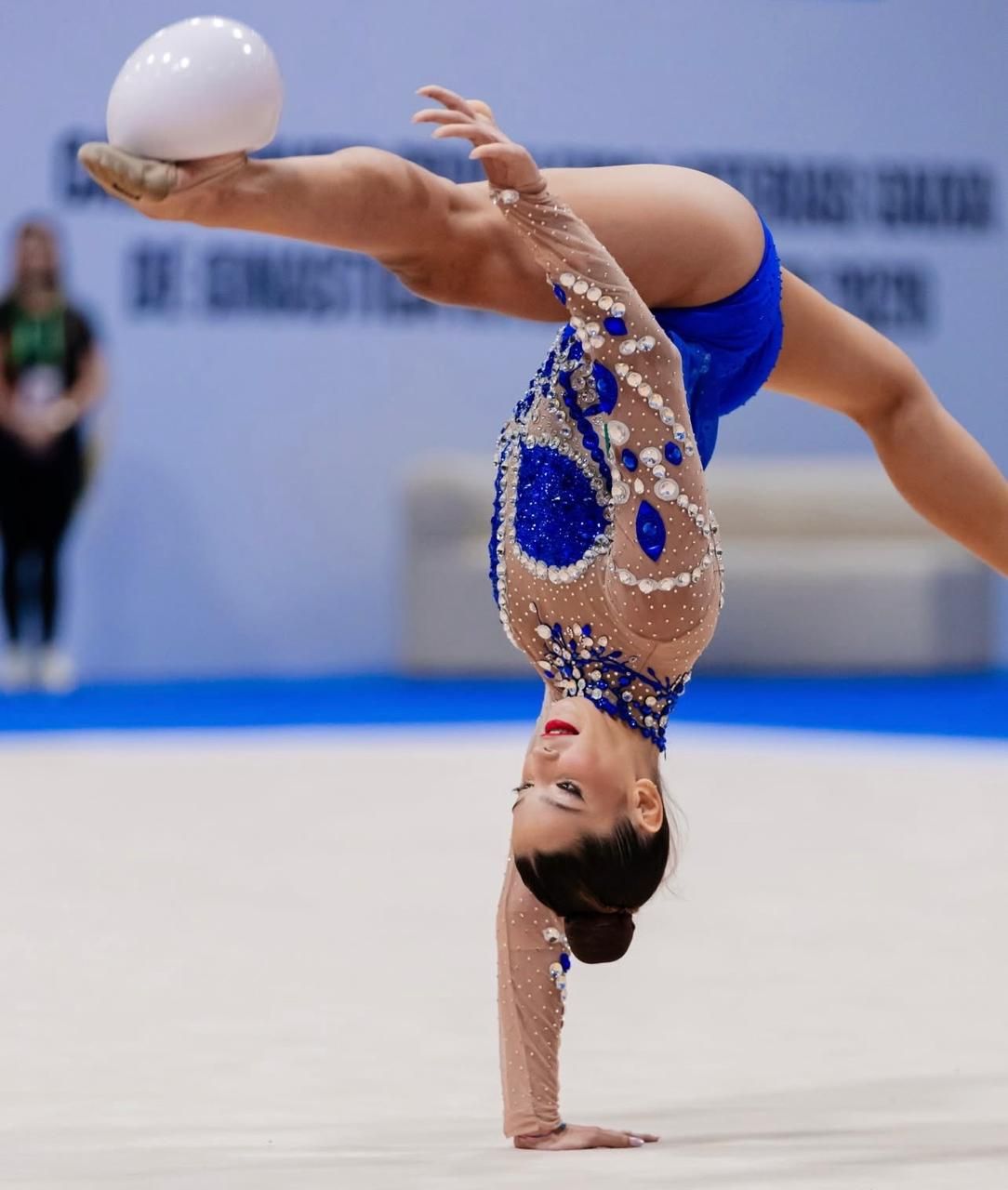 Maria Flávia em apresentação de ginástica rítmica